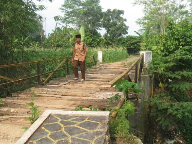 Kades dan Warga Minta Jembatan Segera Dibangun