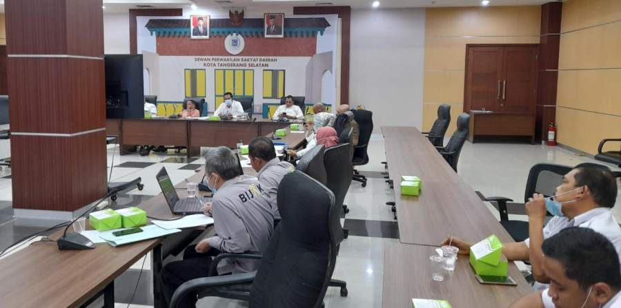 Anggota DPRD Tangsel saat RDP dengan sejumlah OPD di ruang aspirasi DPRD Kota Tangsel.