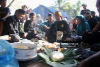 Warga Desa Bantar Karet menggelar acara tahunan 'Sedekah Cai' di bantaran sungai Cikaniki Minggu (19/6/2022).