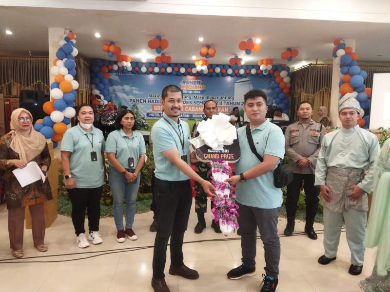 Pgs. Branch Manager BRI Cabang Kisaran Komang Gde Pradnyana, menyerahkan secara simbolis hadiah utama mobil mobilio atas nama Hestinar Simbolon, yang diwakilkan pimpinan KCP BRI Unit Buntu Pane.