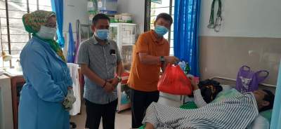 Camat Cikupa Berikan Bantuan Sembako Kepada Korban Keracunan