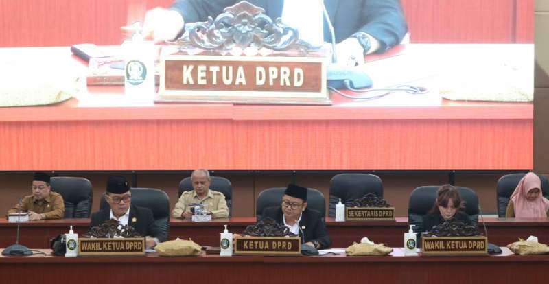 Ketua DPRD Tangsel Abdul Rasyid didampingi Wakil Ketua DPRD lainnya, Iwan Rahayu dan Li Claudia Chandra saat rapat Pembukaan Masa Sidang lll tahun 2022-2023 di ruang Paripurna DPRD Kota Tangsel.