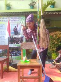 Jurnalis Asal Tangerang Kang Budi Euy Roadshow Dongeng Keliling Ditujuh Kota