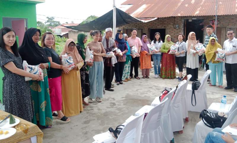 Ketua Dewan UKM Serdang Bedagai, Budi serahkan  beras pada warga kurang mampu.
