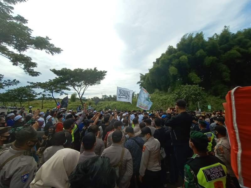 Protes Penahanan Habib Rizieq, Pecinta HRS Datangi Mapolres Tangsel