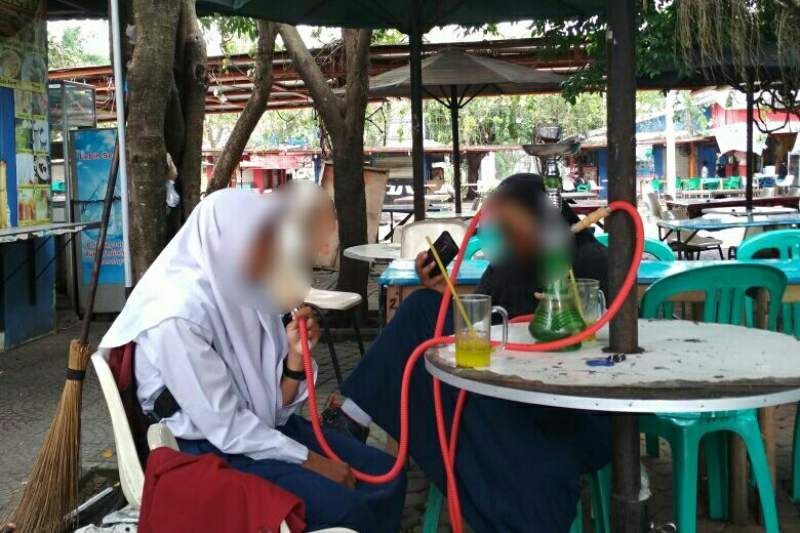 Pelajar tengah menikmati shisha di Mardi Grass, Citra Raya, Kabupaten Tangerang.