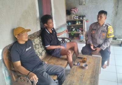 Bhabinkamtibmas Polsek Kresek Sambangi Warga Di Desa Patrasana