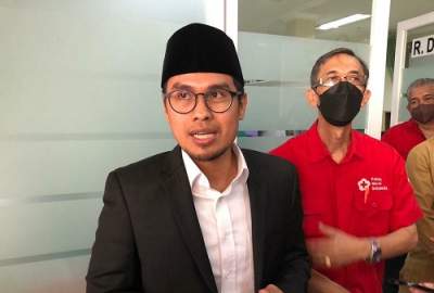 Wakil Walikota Tangerang Selatan, Pilar Saga saat Diwawancari dengan memegang Kartu Elektronik Simdondar