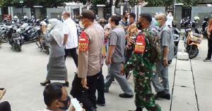 Rombongan Bupati Ahmed Zaki Iskandar saat pantau pelaksanaan MCU masing-masing calon Kades di RSUD Pakuhaji.