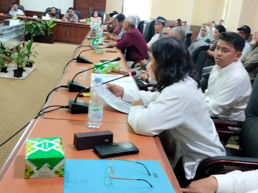 Uyung Mulyadi Dewas PD Pasar NKR terlihat hadir saat rapat dengar pendapat (RDP) denganPedagang Pasar Kutabumi Pasar Kemis dengan komisi II DPRD Kab Tangerang