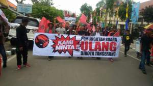 saat demo di Panwaslu Kota Tangerang