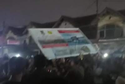 Pemasangan Plang Reklame di Pasar Kutabumi Ricuh