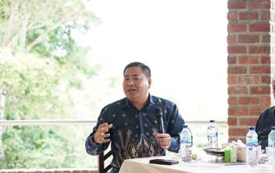 Adet Mastur Plt Ketua DPRD Hadiri Diskusi Publik