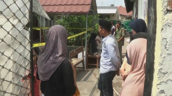 Kondisi SDN Sumampir setelah terjadi kebakaran dengan dipasangnya garis polisi untuk proses penyelidikan.
