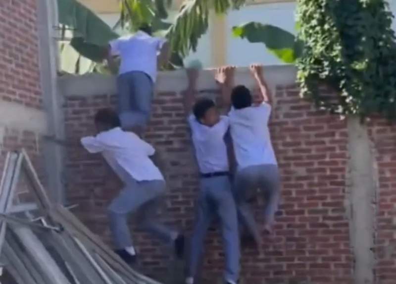 Kocak! Momen Pelajar Nongkrong Digrebek Polisi, Helm Selamat Orangnya Enggak