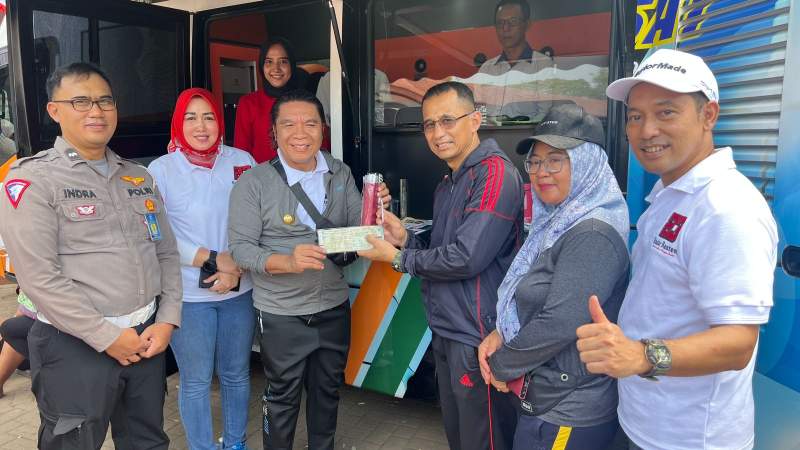 Pj Gubernur Banten Layani Langsung WP dan Traktir Biaya PKB