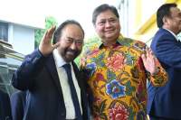 Ketum Partai Golkar Airlangga Hartarto bersama Ketum Partai NasDem Surya Paloh.
