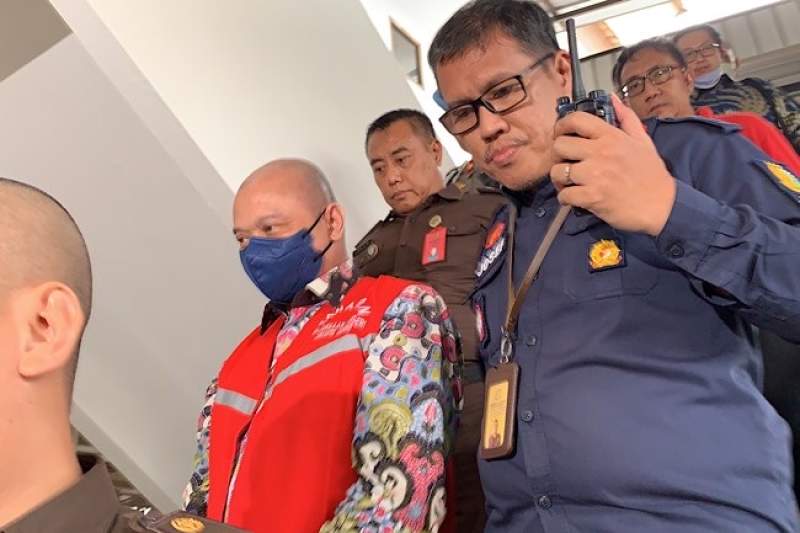 Mantan Kapolda Sumatera Barat Irjen Teddy Minahasa mengenakan rompi tahanan Kejaksaan Negeri Jakarta Barat.