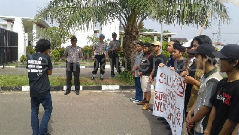 Gubernur WH Dikritik Mahasiswa