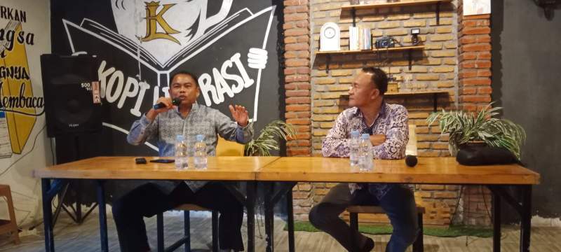 Bupati Serdang Bedagai, Darna Wijaya didampingi Ketua PWI Serdang Bedagai, Edi Saputra.