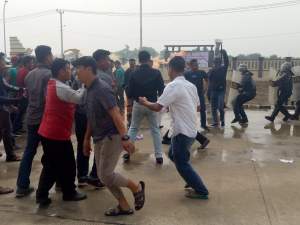 Massa Aksi Anarkis dan brutal,  Personel Gabungan Polres Serang Berhasil Pukul Mundur Massa