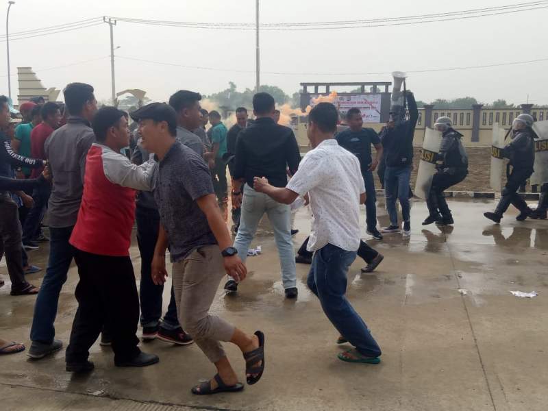 Massa Aksi Anarkis dan brutal,  Personel Gabungan Polres Serang Berhasil Pukul Mundur Massa