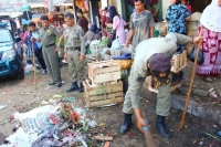 Serpong- Satpol PP melakukan penggusuran PKL di pasar Serpong,Selasa (28/1)dt