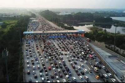 Ilustrasi arus macet kendaraan di jalan tol.