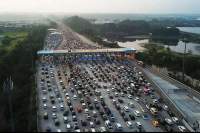 Ilustrasi arus macet kendaraan di jalan tol.