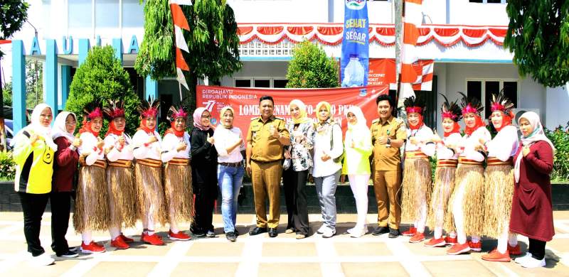 Tim lomba senam Poco Poco Perigi Baru bersama Camat Pondok Aren, Hendra dan lurah Helmi, usai tim nya dinyatakan keluar jebagai juara 1.