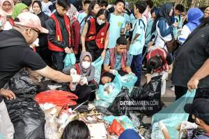 Relawan Operasi Semut dan Pelajar SMP Labschool saat memilah sampah. (Aip Kurniawan/Detak Banten)