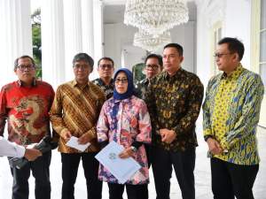 Ketua Dewan Pers, Ninik Rahayu bersama jajaran anggota usai bertemu Presiden Jokowi di Istana Negara, Jakarta.