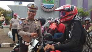 Polresta Tangerang Bagikan Cokelat dan Bunga kepada Pengendara