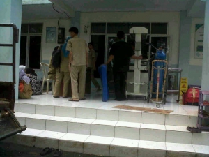 Alkes Anggaran 2013 Di Puskesmas Tangsel Diangkut Ke Gudang