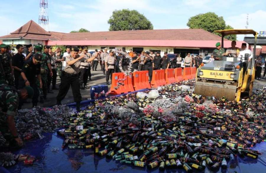 Jelang Nataru, Polrestro Tangerang Kota Musnahkan Ribuan Miras dan Petasan