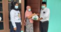 Bantu Warga Terdampak Pandemi, Anggota DPRD Tangsel Ini Bagi-Bagi Paket Sembako