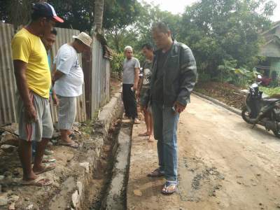 ⁠⁠⁠Ketua BPD dan Warga Protes Proyek PL SPAL di Sindang Jaya