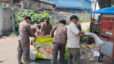 Satpol PP Tertibkan Ratusan Baliho Caleg