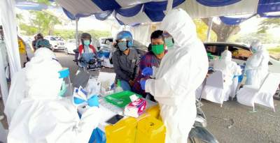 Warga Cilegon berbondong-bondong antre mengikuti rapid test drive thru di Bonakarta