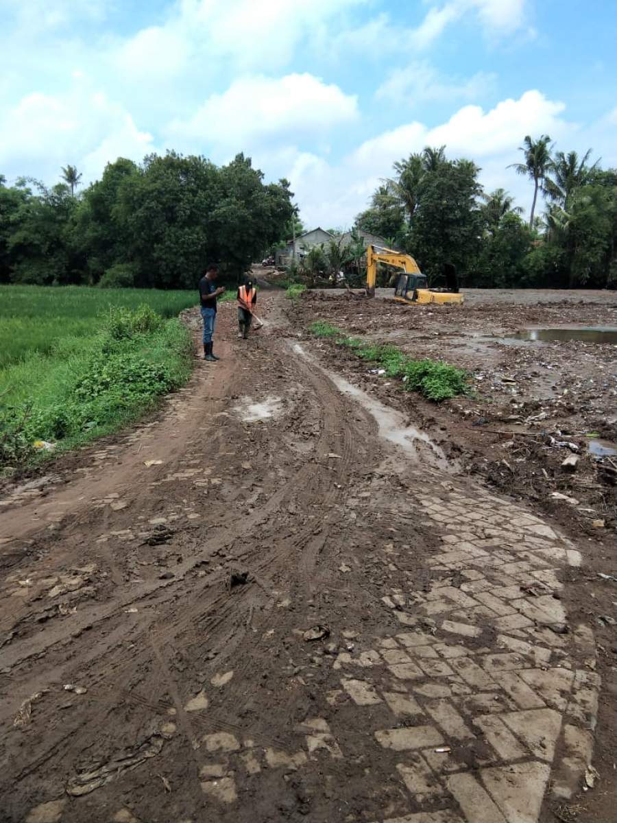 Pengerukan Sungai Anak Cisadane Rusak Jalan Kampung Gaok Leles