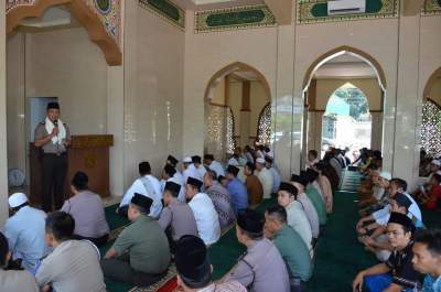 ⁠⁠⁠Tangkal Paham Radikal, Kapolresta Tangerang Sholat Jum'at Bareng Warga