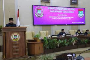 Hadiri Paripurna, Mad Romli Sampaikan Jawaban Pemandangan Umum Fraksi DPRD