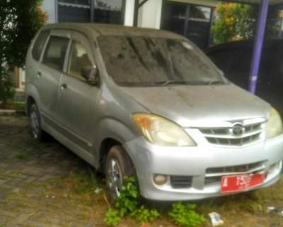 Mobil Dinas Di Kantor Kecamatan Pasar Kemis Tidak Terawat