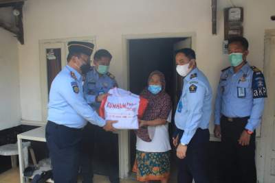 Lapas Cilegon Salurkan Bantuan Sembako Pada Masyarakat Sekitar