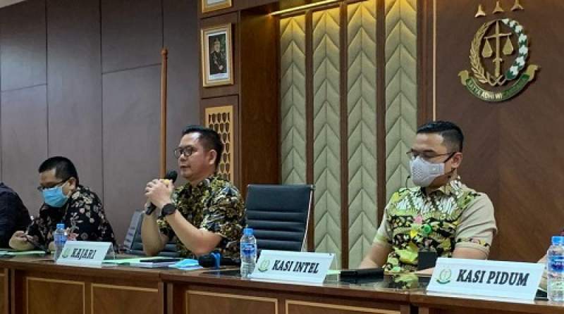 Kepala Kejari Tangsel Aliansyah (tengah) saat gelar pres conference di kantornya.