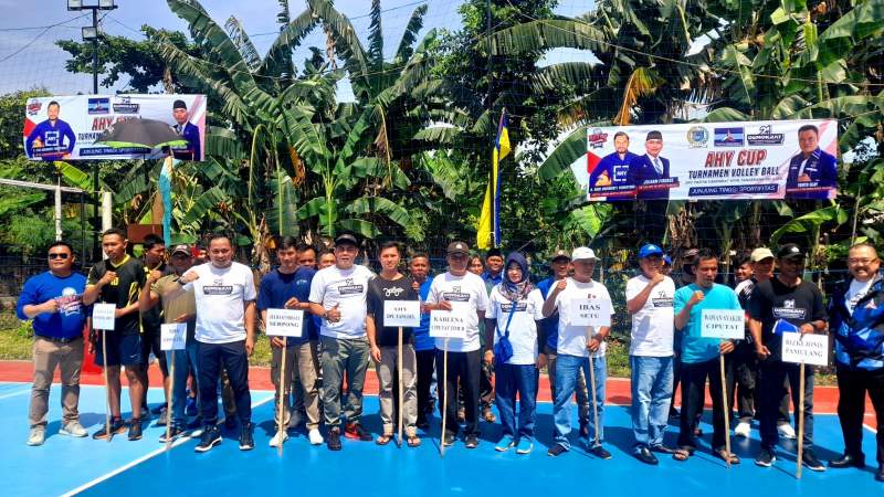 Pengurus Demokrat Tangsel saat mengikuti turnamen voly AHY Cup 2022 di lapangan bola voli Kampung Rawa Timur, Kecamatan Pondok Aren.