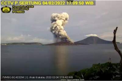 Gunung Anak Krakatau Erupsi 9 Kali, Hindari Aktivitas di Radius 2 KM