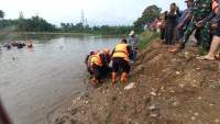 Tim SAR evakuasi pria di Labuhanbatu dari sungai Bilah. (istimewa)