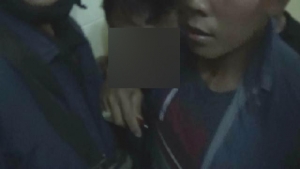 Pelaku saat diamankan di kantor Mapolsek Pondok Aren.