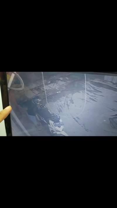 Saat pencuri mengambil motor di parkiran Alfamart terekam CCTV.